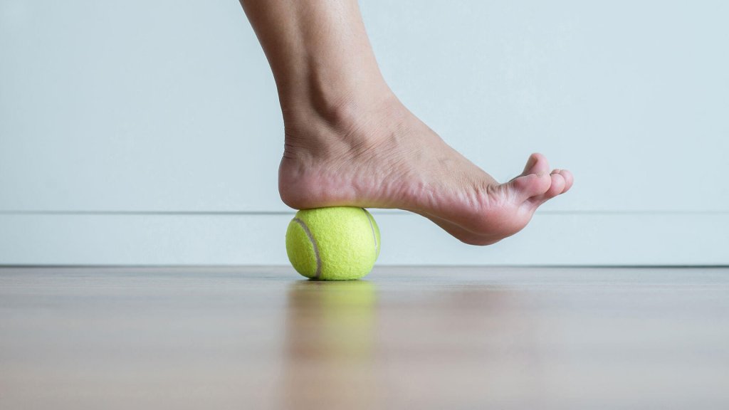 Faszientraining bei Plantarfasziitis - Ausrollen der Fußsohle mit Ball