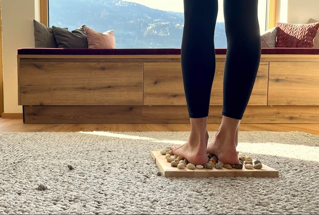 Füße stehen Barfuß auf Massage Board Big Foot aus Natursteinen und Zirbenholz