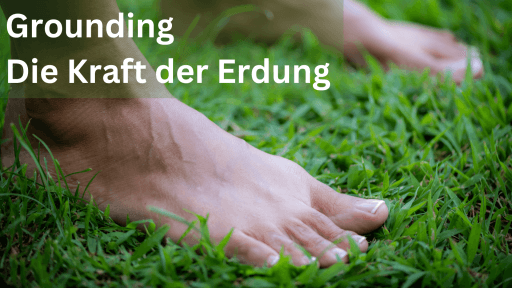 Füße stehen im Gras und nehmen die Energie der Erde auf - Grounding, Erdung
