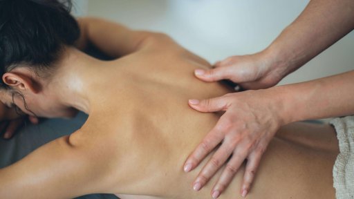 Eine Frau erhält eine Rückenmassage