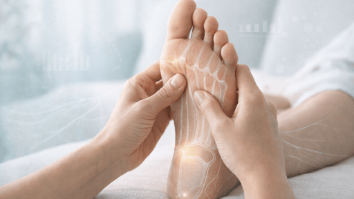 Fußsohle wird mit Daumen gedrück und Fußreflexzonen stimuliert