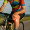 Rennradfahrer mit Knieschmerzen